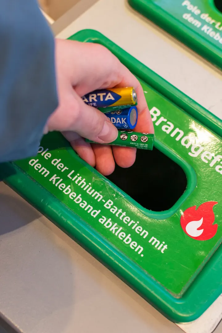 Alte Batterien gehören in die grünen Sammelboxen im Handel.